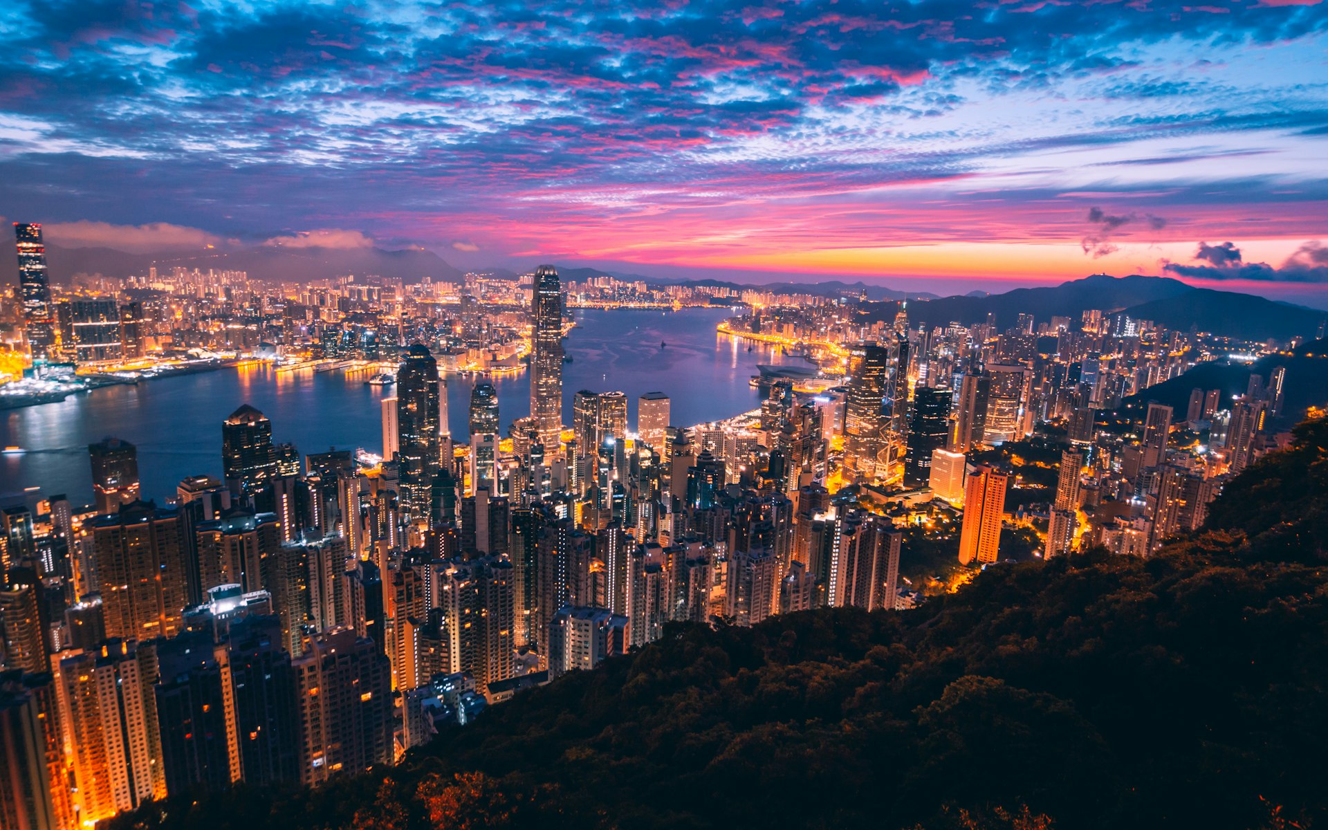 香港維港夜景，速遞城服務覆蓋港九新界